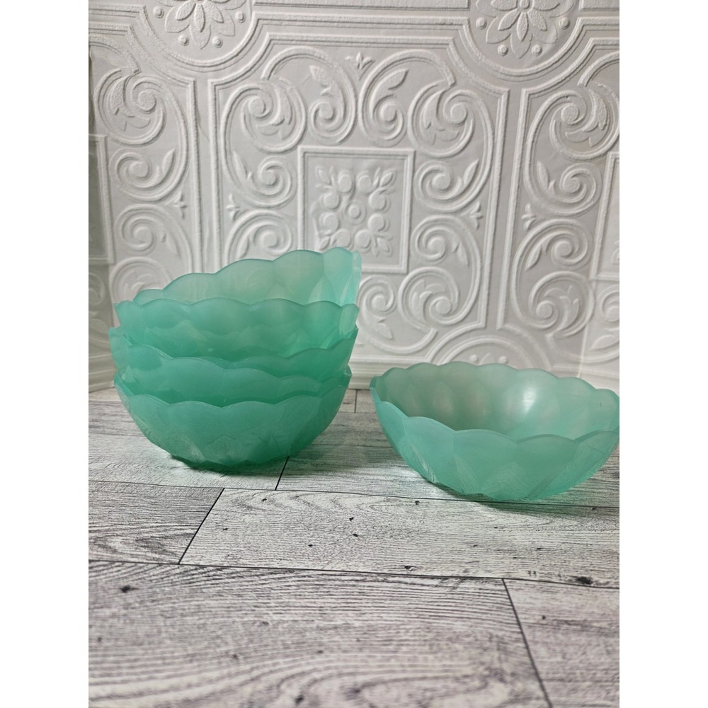 Dessert bowls in green plastic. Set of 6